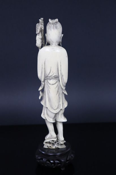 null CHINE.

Statuette en ivoire figurant un pêcheur tenant une canne.

Vers 1900-1920.

H_26...