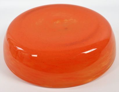 null DAUM Nancy.

Grande coupe circulaire en verre orange doublé marmoréen.

Signée.

H_8...