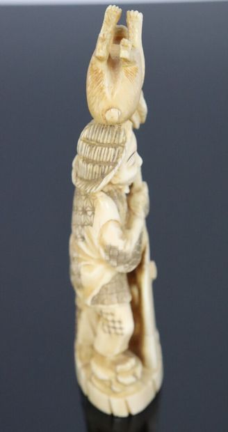 null JAPON.

Okimono en ivoire de morse figurant un chasseur tenant un lapin sur...