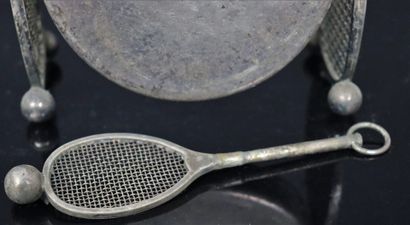 null Gong de table en métal argenté à décor de raquettes de tennis.

Travail anglais...