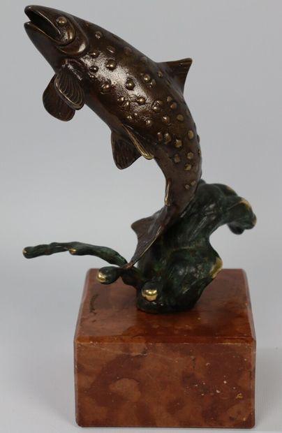 null Ecole française du XXème siècle.

Le saumon.

Sculpture en bronze à patine brune...