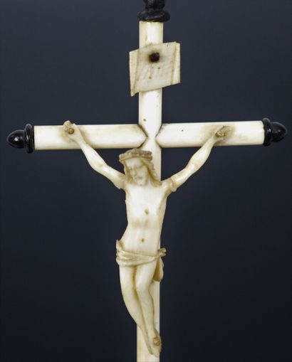 null Crucifix en ivoire et ébène.

Epoque Napoléon III.

H_19 cm, sous son globe...