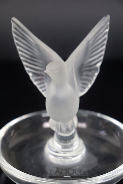 null LALIQUE France

Baguier en cristal orné d'une colombe.

H_10 cm