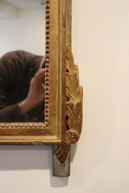 null Miroir en bois sculpté, ajouré, doré et laqué à décor sommital d'enroulements...