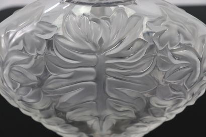 null LALIQUE, France.

Vase à panse aplatie en cristal moulé pressé, à décor de feuilles.

H_15,3...