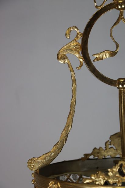 null Lustre de forme corbeille en bronze, laiton, métal doré et pampilles et perles.

Style...