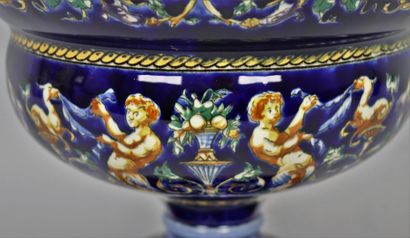 null GIEN.

Important vase couvert à anses en serpent, décor Renaissance sur fond...