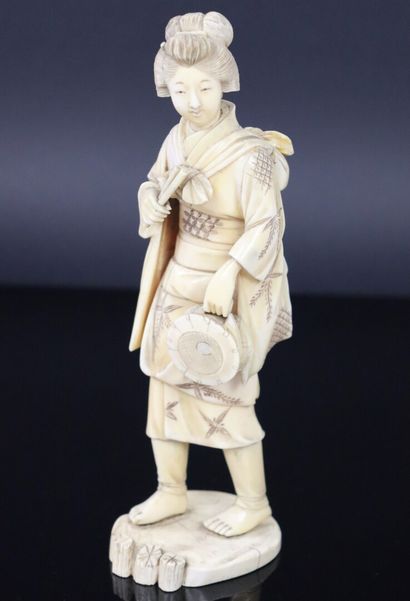 null JAPON, époque Meiji.

Okimono en ivoire figurant une femme tenant un panier.

H_22,5...