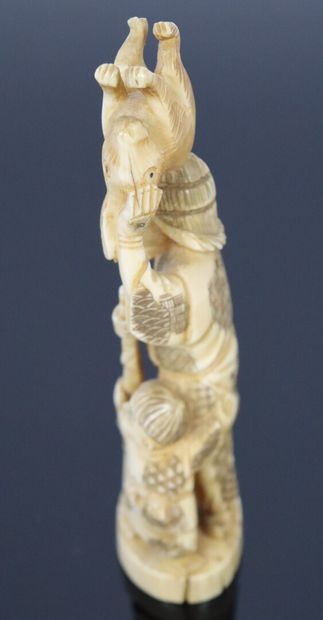 null JAPON.

Okimono en ivoire de morse figurant un chasseur tenant un lapin sur...