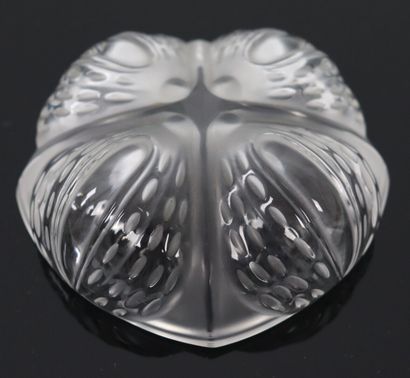 null LALIQUE France.

Boite Mirabel couverte en cristal.

H_8,2 cm L_10,5 cm