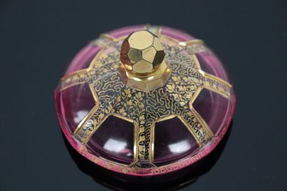 null BOHEME, pour le marché ottoman.

Sucrier couvert en cristal rose et or, à pans.

XIXème...