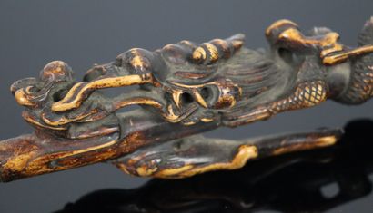 null INDOCHINE.

Pipe à opium en bois sculpté ajouré figurant un dragon.

L_30,5...