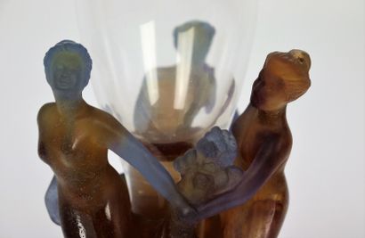 null DAUM France.

Vase Femmes en pâte de verre et cristal, figurant trois femmes...