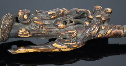 null INDOCHINE.

Pipe à opium en bois sculpté ajouré figurant un dragon.

L_30,5...