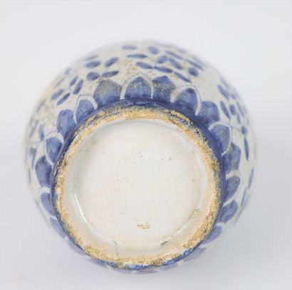 null PERSE.

Vase à haut col en céramique, à l'imitation des porcelaines de Chine.

XIXème...