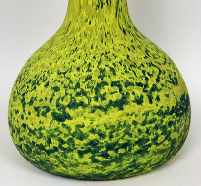 null Vase à long col en verre marmoréen jaune et bleu.

Vers 1900-1920.

H_58 cm