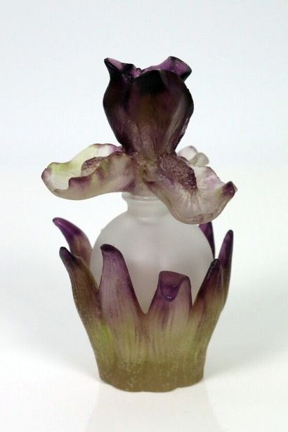 null DAUM France

Flacon Iris.

Pâte de verre à décor floral.

H_12,2 cm