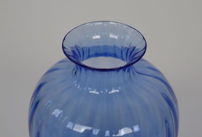 null BACCARAT.

Vase en cristal incolore et bleu.

H_12 cm