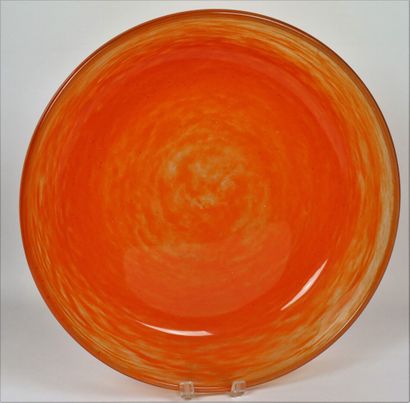 null DAUM Nancy.

Grande coupe circulaire en verre orange doublé marmoréen.

Signée.

H_8...