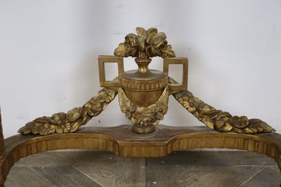 null Console en bois mouluré, sculpté et doré, à décor de cannelures et de fleurs...