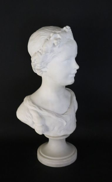 null Etienne LENHOIR (c.1880-1910).

Buste de jeune femme, des pampres nouant ses...