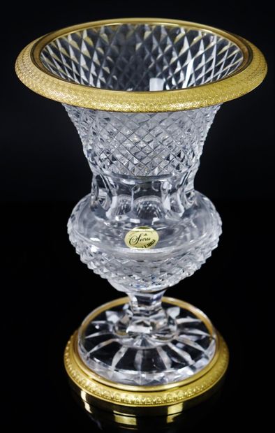 null SEVRES.

Vase en cristal taillé de forme Medicis, la monture en laiton.

Style...