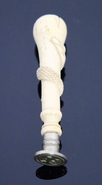 null Cachet en os sculpté à décor de serpent enlacé.

Fin du XIXème siècle.

H_8,8...