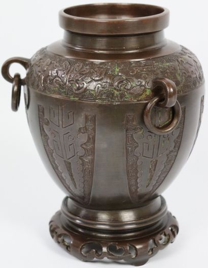 null INDOCHINE.

Vase en bronze à trois anses mobiles, patine brune.

Fin du XIXème...