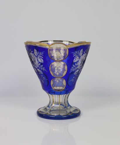 null BOHEME.

Vase en cristal à fond bleu à décor floral gravé et rehauts or.

H_16,5...