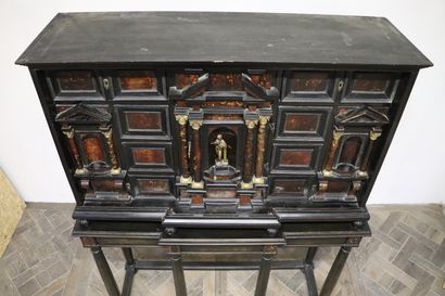 null Cabinet en ébène, bois, écaille et bronze doré, reposant sur un piètement en...