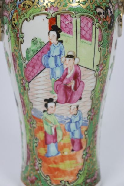 null CHINE, Canton.

Vase couvert en porcelaine à décor polychrome de scènes de cour.

XIXème...