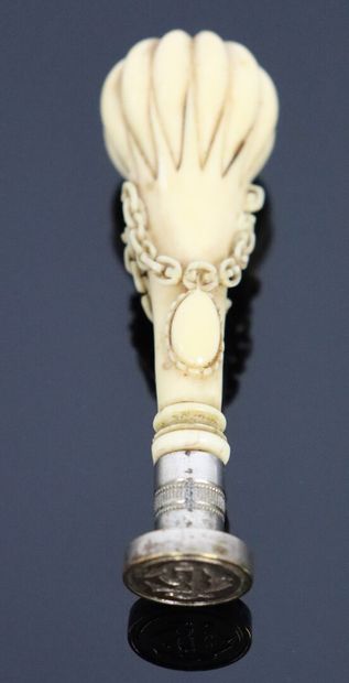 null Cachet en ivoire sculpté de forme montgolfière, avec en relief une chaine retenant...