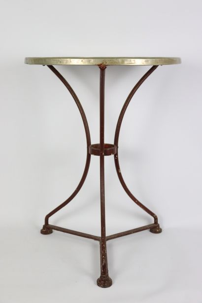 null Cast iron and wrought iron bistro pedestal table, the top in marble.

Around...