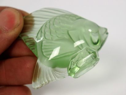 null LALIQUE France.

Cachet poisson en verre moulé vert, signé.

H_4,5 cm L_5 c...