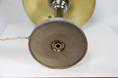 null Travail français des années 1930.

Lampe en métal chromé.

H_35 cm D_23,5 cm,...