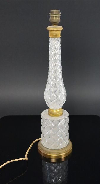 null Lampe en cristal moulé-taillé et laiton dans le style du Creusot.

H_43 cm