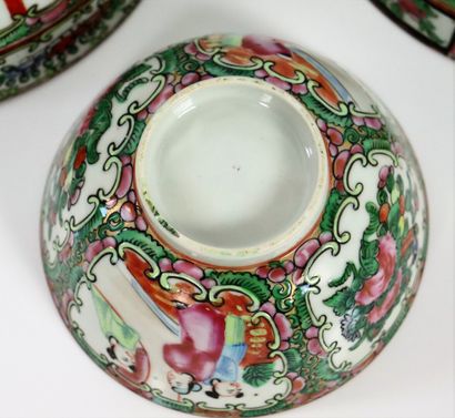 null CHINE, Canton.

Trois bols en porcelaine polychrome à décor de fleurs et de...