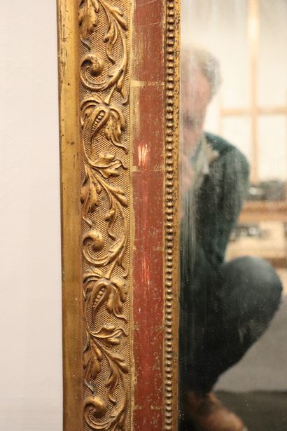 null Miroir à fronton en bois et stuc doré.

Fin du XIXème siècle.

H_135 cm L_80...
