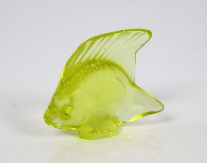 null LALIQUE France.

Cachet poisson en verre moulé jaune, signé.

H_4,5 cm L_5 ...