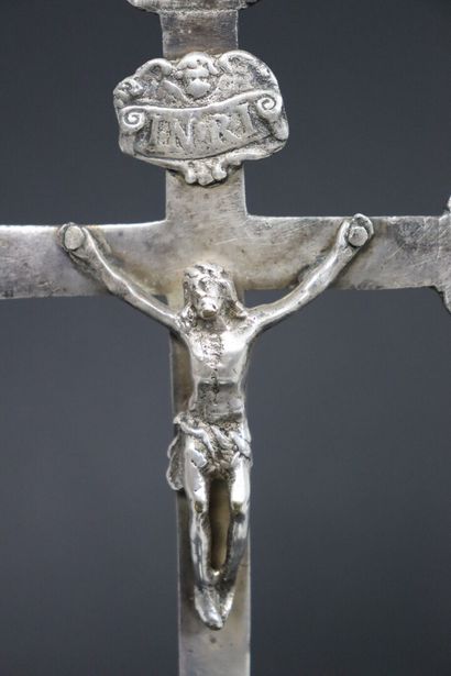 null Christ au calvaire en metal argenté.

XVIIIème siècle.

H_24 cm