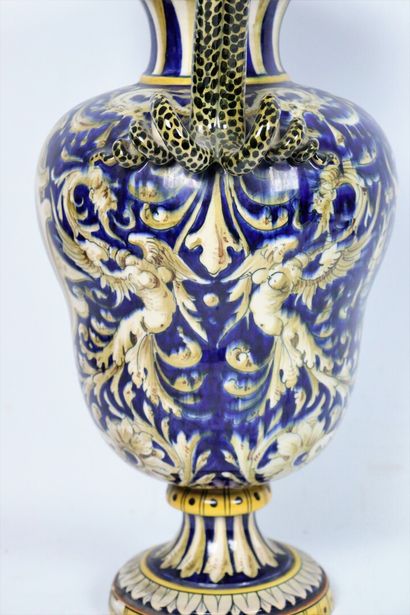 null ITALIE.

Important vase à anses serpent, à décor de putti en médaillon.

Vers...