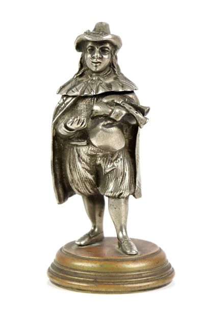null Encrier ou pyrogène en bronze partiellement argenté, figurant un joueur de cornemuse.

XIXème...