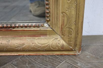 null Wood and gilded stucco overmantel mirror, the pediment with palm and oak branches.

Napoleon...