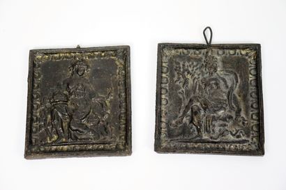 null Paire de plaques en fonte patinée , à décor de femmes à l'antique.

H_10,5 cm...