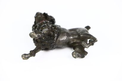 null Caniche en bronze de Vienne polychrome.

Fin du XIXème siècle.

H_5.7 cm L_6.5...