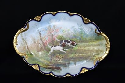 null 
Plat en porcelaine à décor polychrome de chiens de chasse.




Vers 1900-1920.




H_34,5...