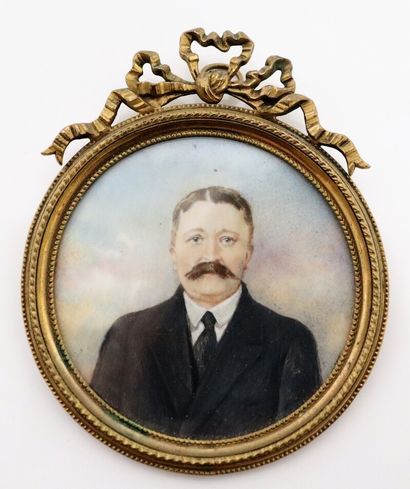 null Ecole française vers 1900.

Portrait d'homme à la moustache.

Miniature sur...
