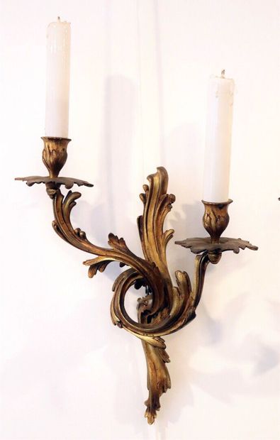 null Paire d'appliques à deux lumières en bronze.

Style Louis XV, début du XXème...