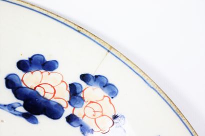 null JAPON.

Grand plat en porcelaine à décor de fleurs, rosaces et phénix.

Marqué...
