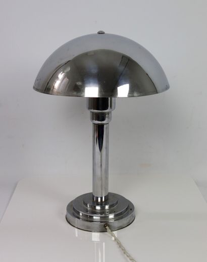 null Travail français des années 1930.

Lampe en métal chromé.

H_35 cm D_23,5 cm,...